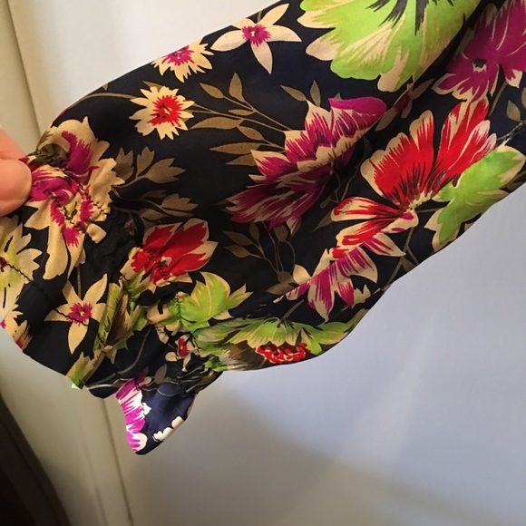 Beautiful 🦋 Johnny Was silk blouse - Picture 5 of 8